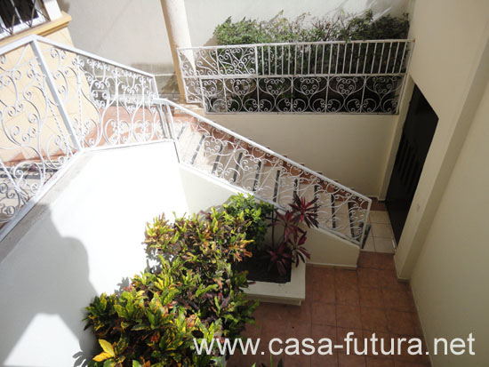 1 Gradas exteriores 2