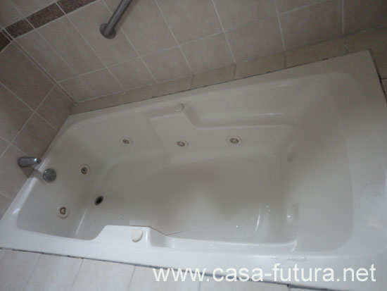 8 Jacuzzi