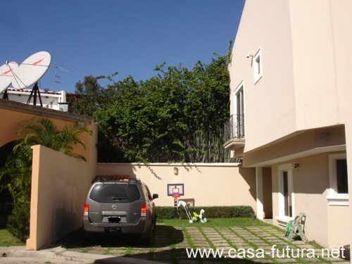 1 estacionamiento y jardin
