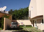 1 estacionamiento y jardin